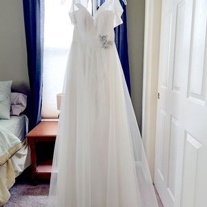 Long white (wedding/prom) dress. Street size 4